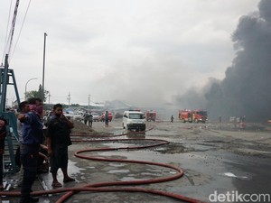Hampir 6 Jam Kebakaran Gudang Polytron Belum Juga Padam, Ini Sebabnya