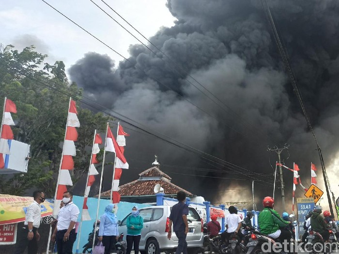 Kebakaran gudang sparepart pabrik elektronik di Demak, Selasa (1/9/2020).