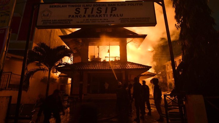 KEBAKARAN PEMUKIMAN DAN KAMPUS DI PALU Sejumlah mahasiswa melihat kobaran api yang menghanguskan Sekolah Tinggi Ilmu Sosial dan Politik (STISIP) Palu, di Palu, Sulawesi Tengah, Senin (31/8/2020). Kebakaran yang bermula dari rumah warga tersebut menghanguskan sejumlah rumah warga serta bangunan Kampus STISIP Palu serta Sekolah Tinggi Ilmu Ekonomi (STIE) Palu. ANTARA FOTO/Mohamad Hamzah/hp.