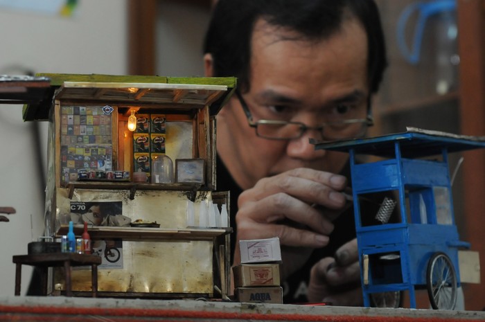 KERAJINAN MINIATUR GEROBAK Seorang perajin menata miniatur botol saat membuat kerajinan miniatur gerobak kelonong di Salatiga, Jawa Tengah, Senin (31/8/2020). Berbagai macam hasil kerajinan miniatur gerobak tersebut dijual dengan harga Rp150 ribu hingga Rp300 ribu tergantung jenis dan tingkat kesulitan dalam proses pembuatanya dan telah dipasarkan ke wilayah Bali, Jakarta, Yogyakarta dan Bogor. ANTARA FOTO/Aloysius Jarot Nugroho/wsj.