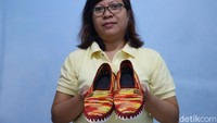 Pemiliknya bernama Dwi Prasetyawati yang menjalankan bisnis keterampilan rajut Dwi lim craft.