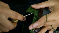 Bisnis rajut ini tengah ditekuni sejak 13 tahun lalu. Keahlian ini didapatkannya dari otodidak. 