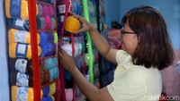 Selama pandemi, Dwi memberikan pelatihan merajut ke 30 orang melalui jejaring online.
