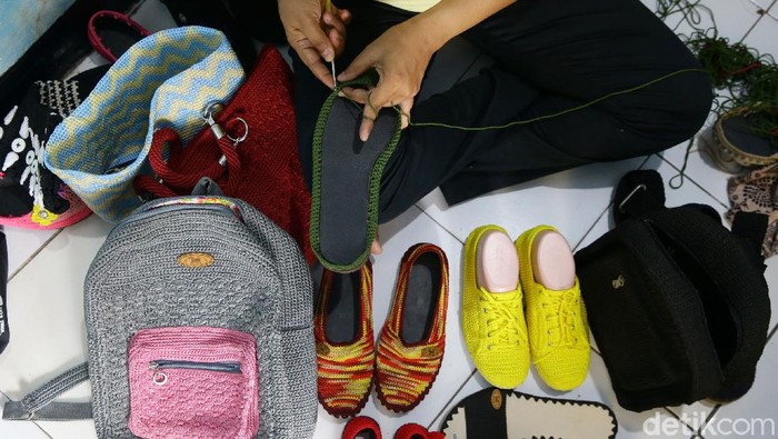 Keren Banget, Seni Rajut Ini Dijual Mulai Rp 100 Ribu Lho Ragam kreativitas dilakukan sejumlah warga di masa pandemi. Salah satunya pembuatan sepatu rajut yang dibuat dari bahan wol. Penasaran?
