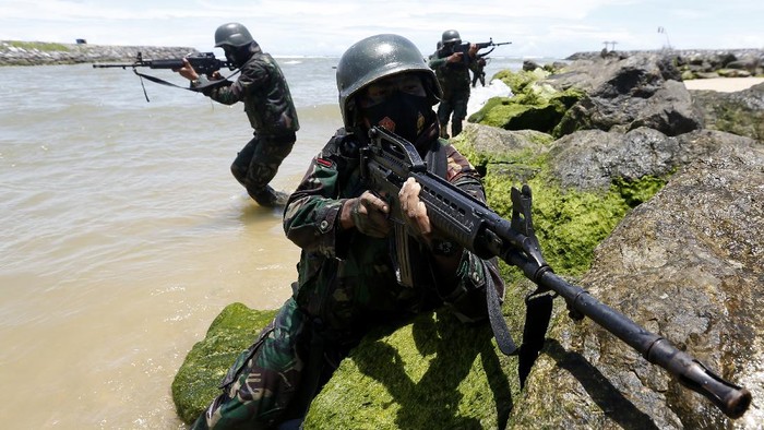 Prajurit TNI Batalyon Raider 112/Dharma Jaya Kodam Iskandar Muda mengikuti latihan pemeliharaan,  di pantai Lampuuk Aceh Besar, Aceh, Selasa (1/9/2020). Latihan pemeliharaan yang melibatkan seluruh prajurit Batalyon Raider 112 untuk meningkatkan kemampuan dan keterampilan dalam melaksanakan tugas untuk menjaga keutuhan negara dari ancaman dalam dan luar negeri. ANTARA FOTO/Irwansyah Putra/hp.