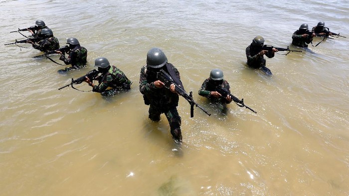 Prajurit TNI Batalyon Raider 112/Dharma Jaya Kodam Iskandar Muda mengikuti latihan pemeliharaan,  di pantai Lampuuk Aceh Besar, Aceh, Selasa (1/9/2020). Latihan pemeliharaan yang melibatkan seluruh prajurit Batalyon Raider 112 untuk meningkatkan kemampuan dan keterampilan dalam melaksanakan tugas untuk menjaga keutuhan negara dari ancaman dalam dan luar negeri. ANTARA FOTO/Irwansyah Putra/hp.