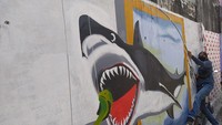 Setelah itu, respons warga menyambut dengan positif dan kemudian bersama warga lainnya melukis di tembok. Kegiatan menggambar tersebut dilakukan pada malam hari.