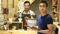 Lutfi juga ternyata seorang pencinta kopi. Ia datang ke coffee shop dan siap memesan minuman favoritnya. Seorang barista sudah siap meracik kopi untuk Lutfi. Foto: instagram @lutfiagizal