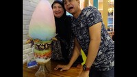 Bahagia ketika bisa ajakin mama makan sampai senyum lepas, ujar Lutfi saat mengajak ibunda makan. Ada setumpuk dessert ukuran jumbo dilengkapi cotton candy manis. Foto: instagram @lutfiagizal