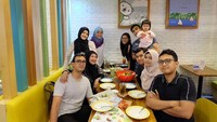 Tak melulu makan bareng Salsha, Lutfi juga punya momen seru saat kulineran bareng keluarganya. Mereka memilih santai sambil makan dessert. Foto: instagram @lutfiagizal