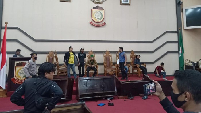Mahasiswa di Makassar anarkis di Kantor DPRD (dok. Istimewa).