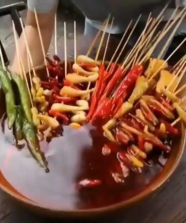 Tiga Wanita Nekat Makan Cabe Sebaskom