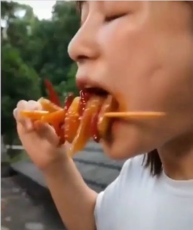Tiga Wanita Nekat Makan Cabe Sebaskom