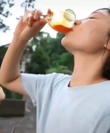 Tiga Wanita Nekat Makan Cabe Sebaskom