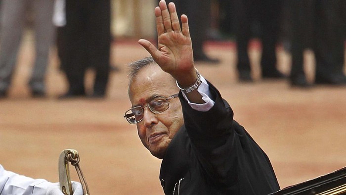 Mantan presiden India, Pranab Mukherjee FILE- In this July 25, 2012 file photo, Pranab Mukherjee, right, in a traditional horse driven carriage, waves to the media as he arrives to be sworn in as Indias 13th president at the Presidential Palace, in New Delhi, India. Former President Pranab Mukherjee, who was a key troubleshooter in managing fractious coalitions as a member of Indias long-governing Congress party died Monday evening. He was 84. Mukherjee had emergency surgery for a blood clot in his brain on August 10 at New Delhis Army Hospital Research and Referral. (AP Photo/Manish Swarup, File)