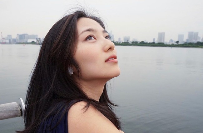 Dilansir NHK, Maria Hamasaki sebelumnya sering mengunggah momen kesehariannya di media sosial. Dikatakan jika dia pernah terlihat pergi tanpa mengenakan masker sekitar bulan April. Setelah itu, Maria mendapatkan banyak komentar negatif mengingat memakai masker sangat dianjurkan demi pencegahan virus Corona.  Foto: Instagram @marichan_days