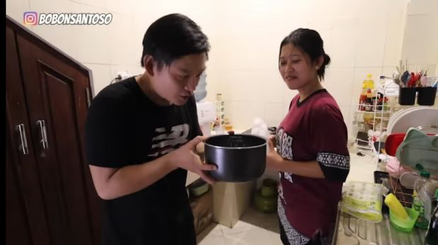 Masak Nasi Pakai Air Zam-Zam, Youtuber Ini Sebut Nasinya Pulen dan Enak