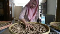 Sebelum membuat jamu kemasan, Nandaini menjual jamu siap minum yang dikemas dalam botol.