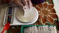  Ada beragam jamu yang diproduksi oleh bisnis rumahan tersebut. Jahe dan rempah celup diketahui menjadi varian yang kerap dicari dan diburu oleh masyarakat.
