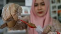 Seperti diketahui, jamu produksi IjaahMoe dikemas ke dalam bungkusan seperti teh celup. Dengan begitu, konsumennya cukup mencelupkan jamu tersebut ke dalam cangkir yang telah diisi air hangat untuk diseduh.