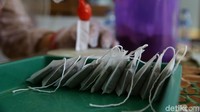 Jamu kemasan ini pun sempat diburu oleh masyarakat di masa awal pandemi COVID-19. Namun, diketahui selepas lebaran penjualannya mengalami penurunan.