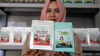 IjaahMoe pun menjajakan jamu kemasan produksinya melalui sosial media Instagram guna merambah pasar yang lebih luas. Akun sosial media Instagram jamu kemasan tersebut yakni ijaahmoe_official.