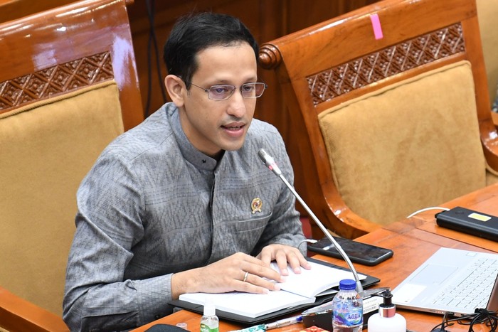 Menteri Pendidikan dan Kebudayaan Nadiem Makarim (kiri) menerima laporan Panitia Kerja (Panja) Pembelajaran Jarak Jauh dari Wakil Ketua Komisi X DPR Agustina Wilujeng Pramestuti (kanan) saat rapat kerja di Kompleks Parlemen Senayan, Jakarta, Kamis (27/8/2020). Rapat kerja tersebut  membahas tentang laporan keuangan Kementerian Pendidikan dan Kebudayaan Tahun Anggaran 2019, proses hibah hak paten merdeka belajar serta kebijakan sekolah yang berada dalam zona hijau COVID-19. ANTARA FOTO/Puspa Perwitasari/nz