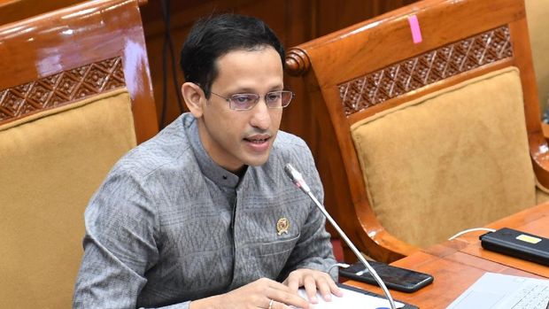 Menteri Pendidikan dan Kebudayaan Nadiem Makarim (kiri) menerima laporan Panitia Kerja (Panja) Pembelajaran Jarak Jauh dari Wakil Ketua Komisi X DPR Agustina Wilujeng Pramestuti (kanan) saat rapat kerja di Kompleks Parlemen Senayan, Jakarta, Kamis (27/8/2020). Rapat kerja tersebut  membahas tentang laporan keuangan Kementerian Pendidikan dan Kebudayaan Tahun Anggaran 2019, proses hibah hak paten merdeka belajar serta kebijakan sekolah yang berada dalam zona hijau COVID-19. ANTARA FOTO/Puspa Perwitasari/nz