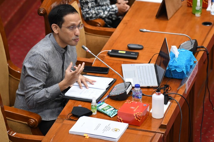 Menteri Pendidikan dan Kebudayaan Nadiem Makarim (kiri) menerima laporan Panitia Kerja (Panja) Pembelajaran Jarak Jauh dari Wakil Ketua Komisi X DPR Agustina Wilujeng Pramestuti (kanan) saat rapat kerja di Kompleks Parlemen Senayan, Jakarta, Kamis (27/8/2020). Rapat kerja tersebut  membahas tentang laporan keuangan Kementerian Pendidikan dan Kebudayaan Tahun Anggaran 2019, proses hibah hak paten merdeka belajar serta kebijakan sekolah yang berada dalam zona hijau COVID-19. ANTARA FOTO/Puspa Perwitasari/nz