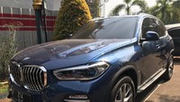 Sebuah mobil BMW tipe SUV X5 terparkir di halaman Gedung Bundar Kejagung sejak malam. Kejagung membenarkan mobil itu milik Pinangki yang disita. Foto: Tiara Aliya (detikcom)