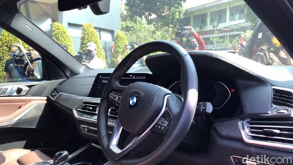 Penampakan Temuan Mengejutkan di Dalam BMW Mewah Pinangki