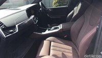 M obil itu masih terparkir di halaman gedung bundar markas Jaksa Agung Muda Tindak Pidana Khusus (Jampidsus). Lantas, ada sekitar 5 orang jaksa penyidik menggeledah mobil itu. Di bagian dashboard, jaksa menemukan ada kosmetik.
