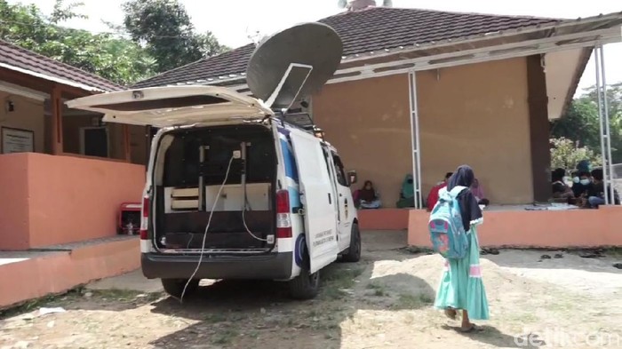 Mobil internet jadi solusi siswa di pelosok Purwakarta belajar online
