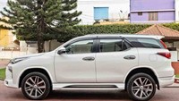 Penambahan bodykit juga diberikan pada bagian samping dengan penambahan footstep alias pijakan kaki. Foto: KitUp Automotive