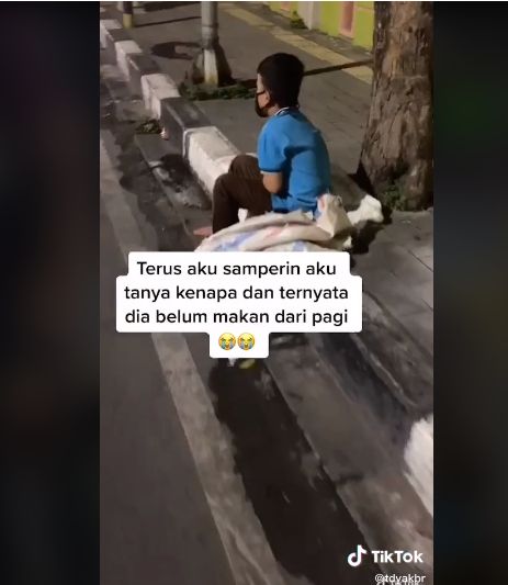 Netizen traktir makan bocah pemulung yang kelaparan
