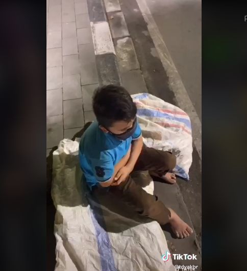 Netizen traktir makan bocah pemulung yang kelaparan
