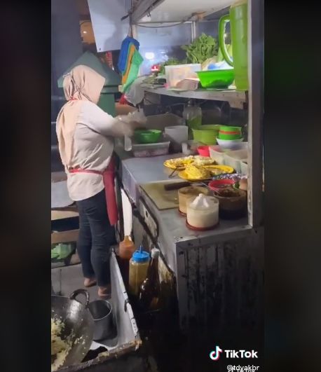 Netizen traktir makan bocah pemulung yang kelaparan
