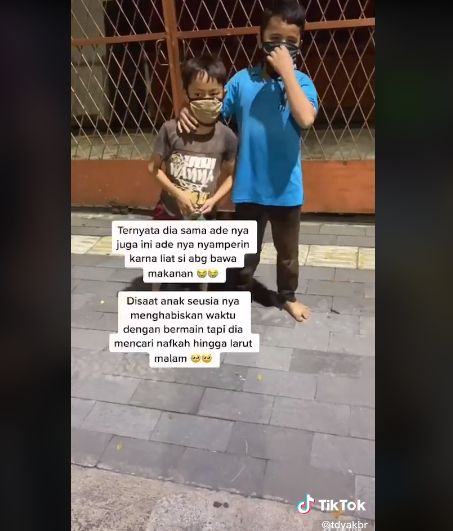 Netizen traktir makan bocah pemulung yang kelaparan