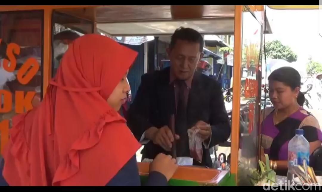 Pakai Jas dan Berdasi, Penjual Bakso Ini Berpenampilan ala Pengusaha