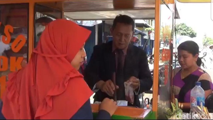 Pakai Jas dan Berdasi, Penjual Bakso Ini Berpenampilan ala Pengusaha Pakai Jas dan Berdasi, Penjual Bakso Ini Berpenampilan ala Pengusaha
