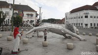 Para wisatawan yang berkunjung tak mau melewatkan kesempatan untuk swafoto.