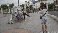 Berbagai pose dilakukan wisatawan saat swafoto.