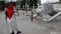 Warga berfoto di depan karya seni instalasi berbentuk singa yang dipamerkan di kawasan Titik Nol Kilometer, Yogyakarta, Selasa (1/9/2020). 