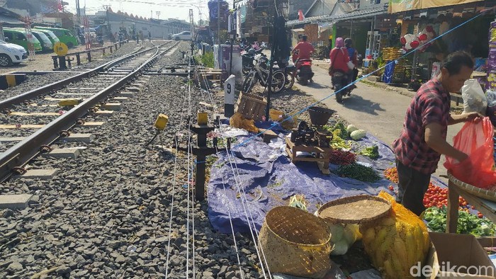 Pedagang pasar Ciranjang Cianjur berjualan di pinggir rel kereta