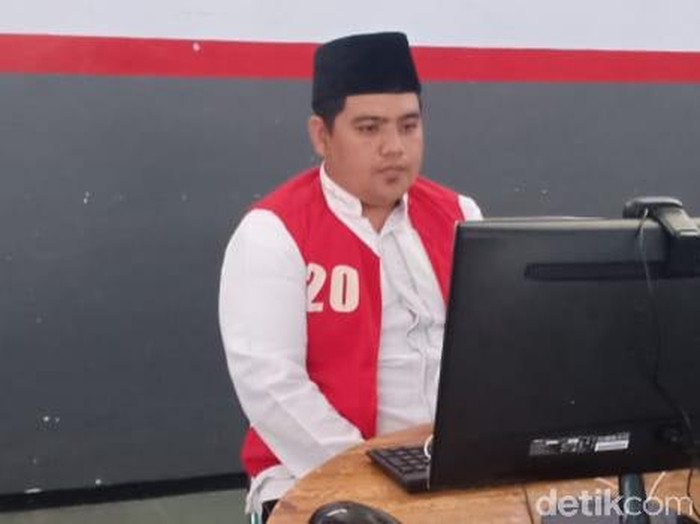 Terdakwa pembunuhan sekaligus pembakar mayat Rosidah (17) di Banyuwangi, Ali Heri Sanjaya (27) divonis hukuman mati. Keluarga korban yang menyaksikan sidang online itu histeris hingga pingsan.