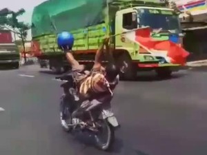 Pemotor di Pasuruan yang Kendalikan Setir dengan Satu Kaki Diburu Polisi