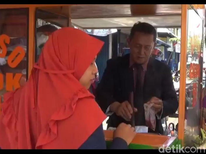 Seorang penjual bakso di Jember berpenampilan ala pengusaha untuk menarik pembeli. Pria ini tampil rapi mengenakan jas, dasi hingga sepatu pantofel.