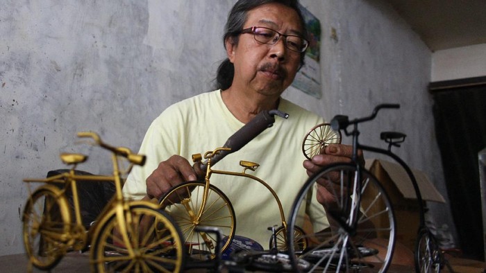 Perajin membuat suvenir miniatur sepeda di Kebalenwetan, Malang, Jawa Timur, Selasa (1/9/2020). Perajin suvenir miniatur sepeda mini setempat  menggenjot pemasaran melalui pasar daring untuk memulihkan penjualan yang sempat anjlok hingga 95 persen seiring ditutupnya kawasan wisata akibat COVID-19. ANTARA FOTO/Ari Bowo Sucipto/foc.