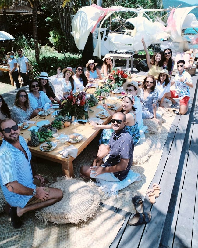 Lovely day with lovely family and friends, tulis Luna di keterangan foto ini. Tanpa berjaga jarak, tampak keluarga dan orang-orang terdekat Luna berkumpul bersama sambil menikmati hidangan di pinggir pantai. (Foto: Instagaram/@lunamaya)