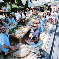 Lovely day with lovely family and friends, tulis Luna di keterangan foto ini. Tanpa berjaga jarak, tampak keluarga dan orang-orang terdekat Luna berkumpul bersama sambil menikmati hidangan di pinggir pantai. (Foto: Instagaram/@lunamaya)